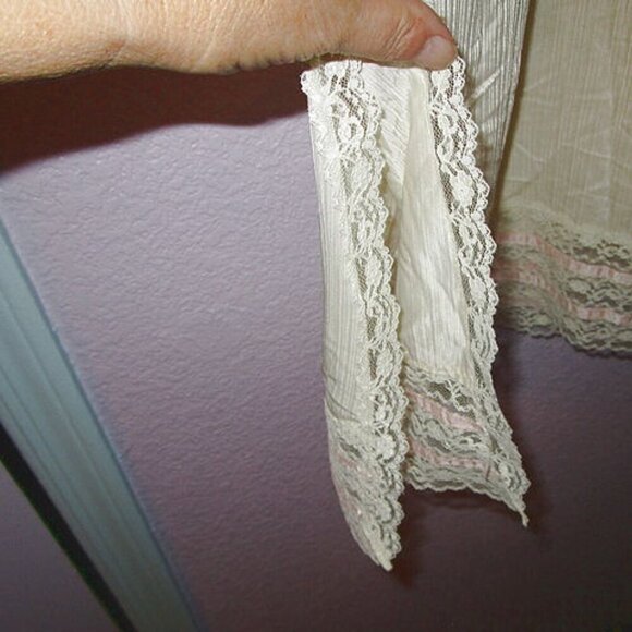 VINTAGE Avon CHEMISE Slip DRESS Size M CROCHET Lace V-NECK Coquette USA MADE - Picture 6 of 12